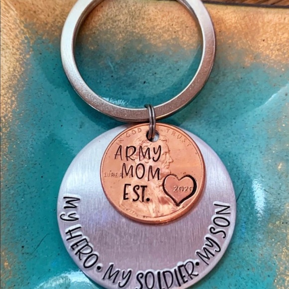 🆕 Army Mom Established Enlistment Handstamped Personalized Penny Keychain - Picture 2 of 2